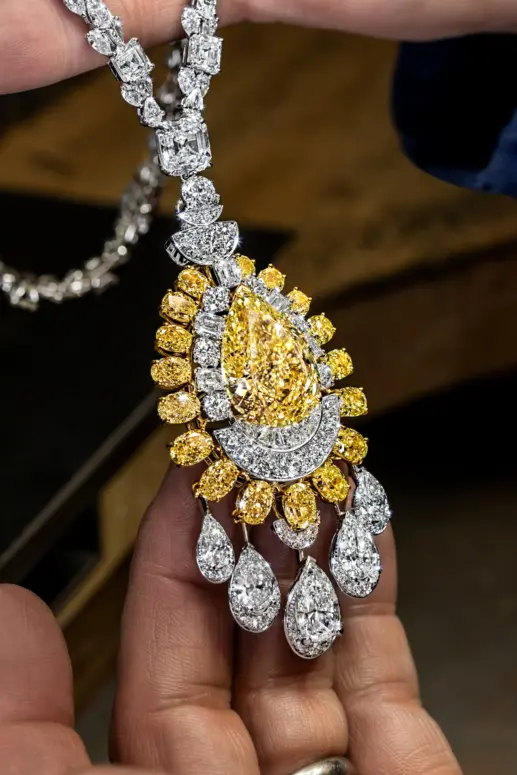 Graff Workshop, Sunrise Collection, viên kim cương màu vàng đậm nặng 30,28ct, kết hợp kim cương màu vàng và trắng