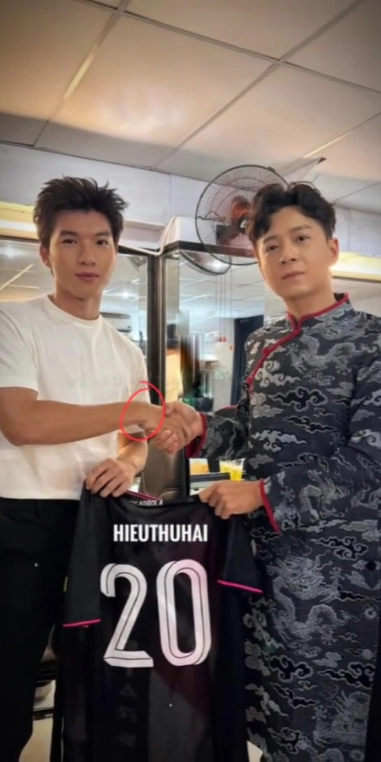 HIEUTHUHAI và Tăng Mỹ Hàn với tin đồn bị soi dùng đồ đôi