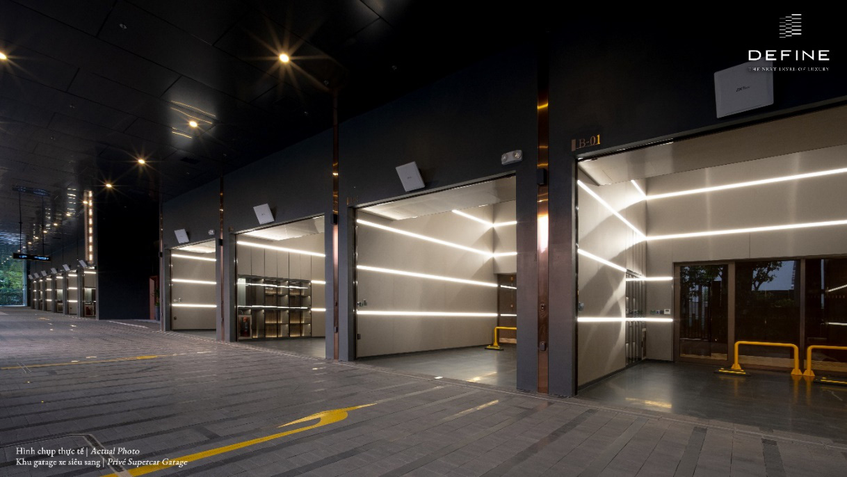 Khu garage xe siêu sang bao gồm 10 chỗ đậu xe với nội thất cao cấp, trạm sạc xe điện và cửa cuốn nhìn xuyên thấu.