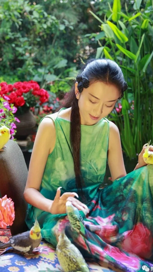"Khổng tước làng múa" Dương Lệ Bình chi hơn 3 tỷ làm móng mỗi năm