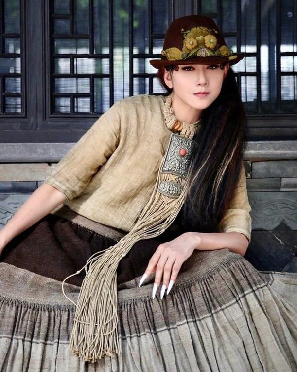 "Khổng tước làng múa" Dương Lệ Bình chi hơn 3 tỷ làm móng mỗi năm