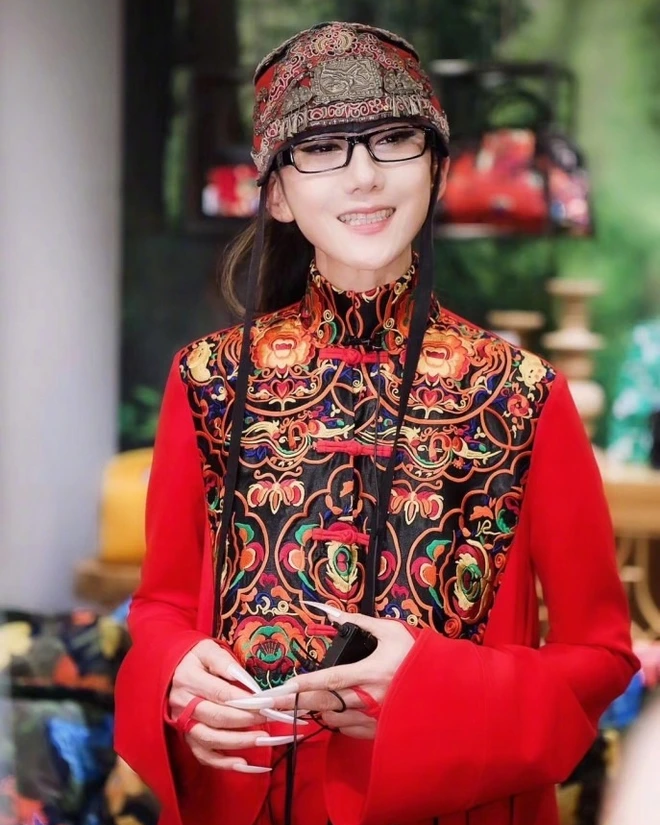 "Khổng tước làng múa" Dương Lệ Bình chi hơn 3 tỷ làm móng mỗi năm