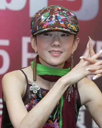 "Khổng tước làng múa" Dương Lệ Bình chi hơn 3 tỷ làm móng mỗi năm