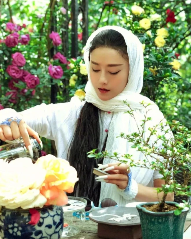 "Khổng tước làng múa" Dương Lệ Bình chi hơn 3 tỷ làm móng mỗi năm
