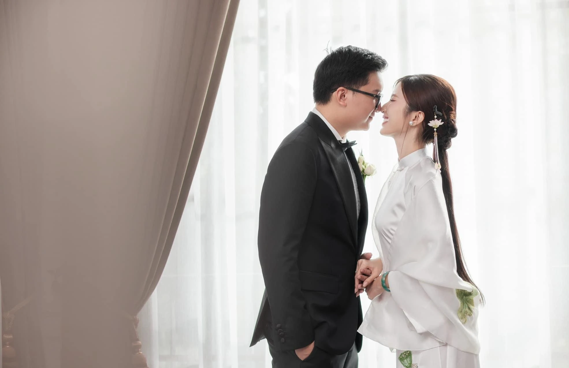 Diễn viên Ngọc Huyền lên xe Lexus 'theo chồng về dinh'