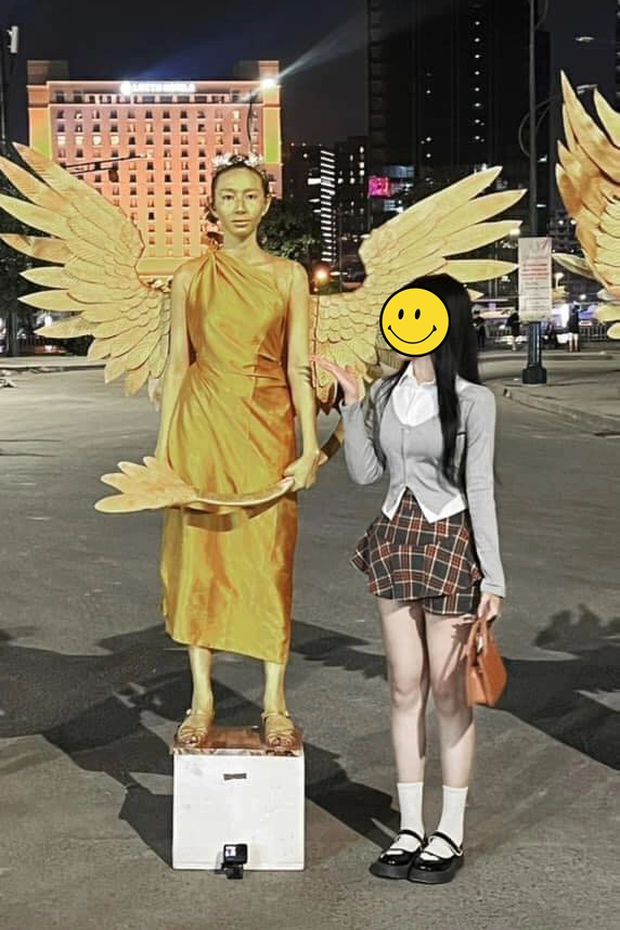 Bắt gặp Hoa hậu Thùy Tiên "dát vàng" kín người làm tượng trên phố