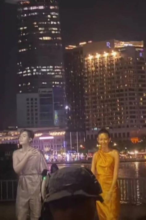 Bắt gặp Hoa hậu Thùy Tiên "dát vàng" kín người làm tượng trên phố