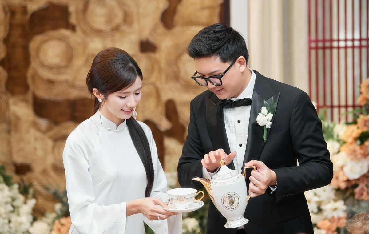 Diễn viên Ngọc Huyền lên xe Lexus 'theo chồng về dinh'