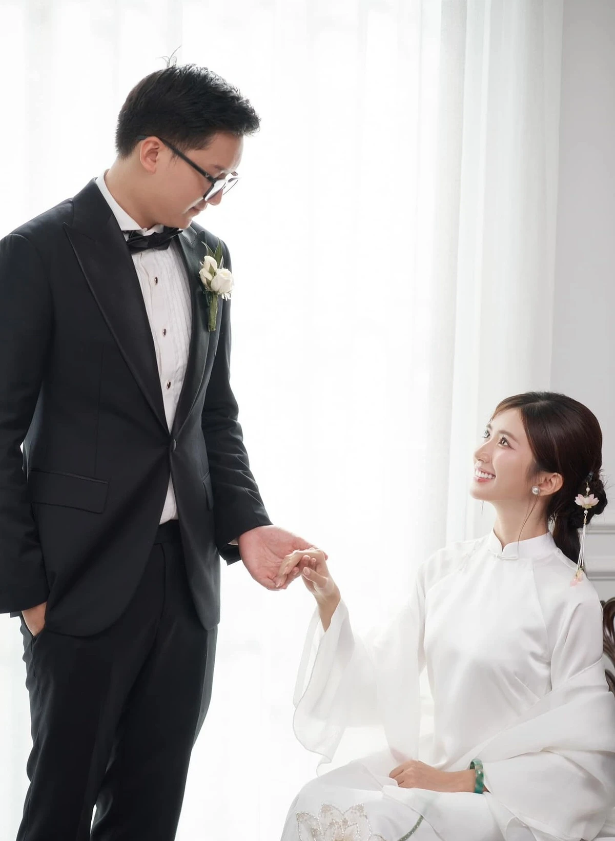 Diễn viên Ngọc Huyền lên xe Lexus 'theo chồng về dinh'