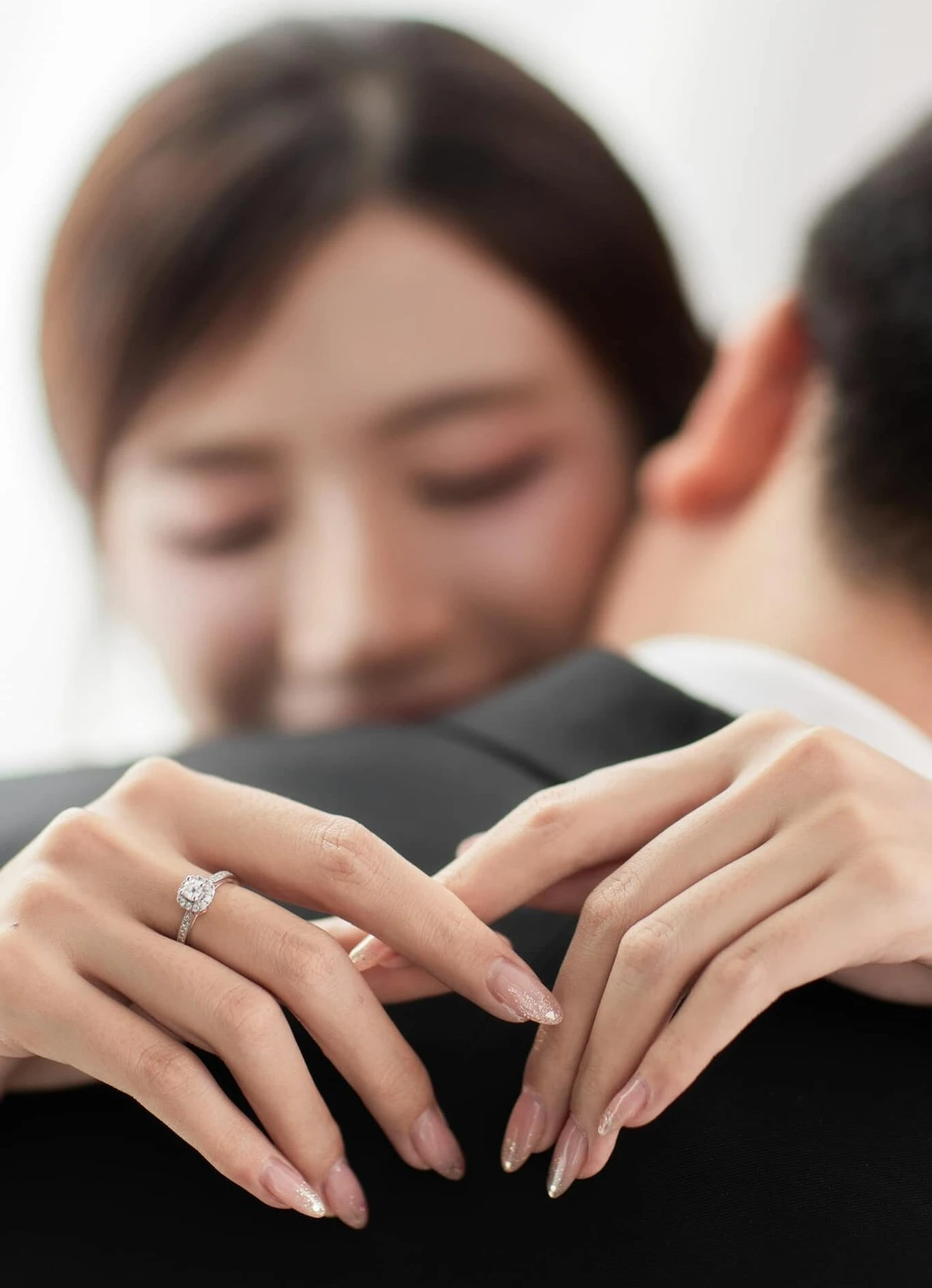 Diễn viên Ngọc Huyền lên xe Lexus 'theo chồng về dinh'