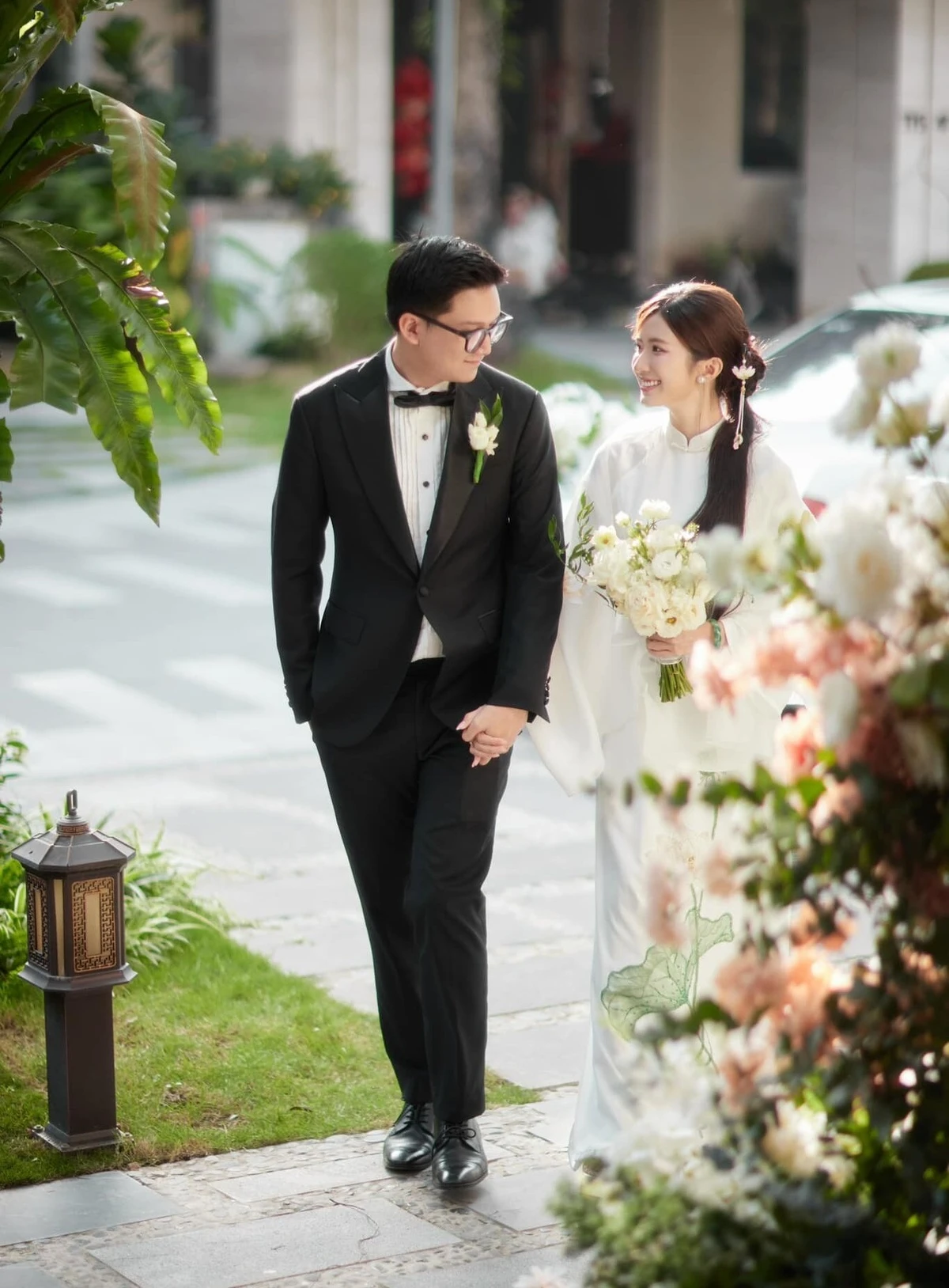 Diễn viên Ngọc Huyền lên xe Lexus 'theo chồng về dinh'