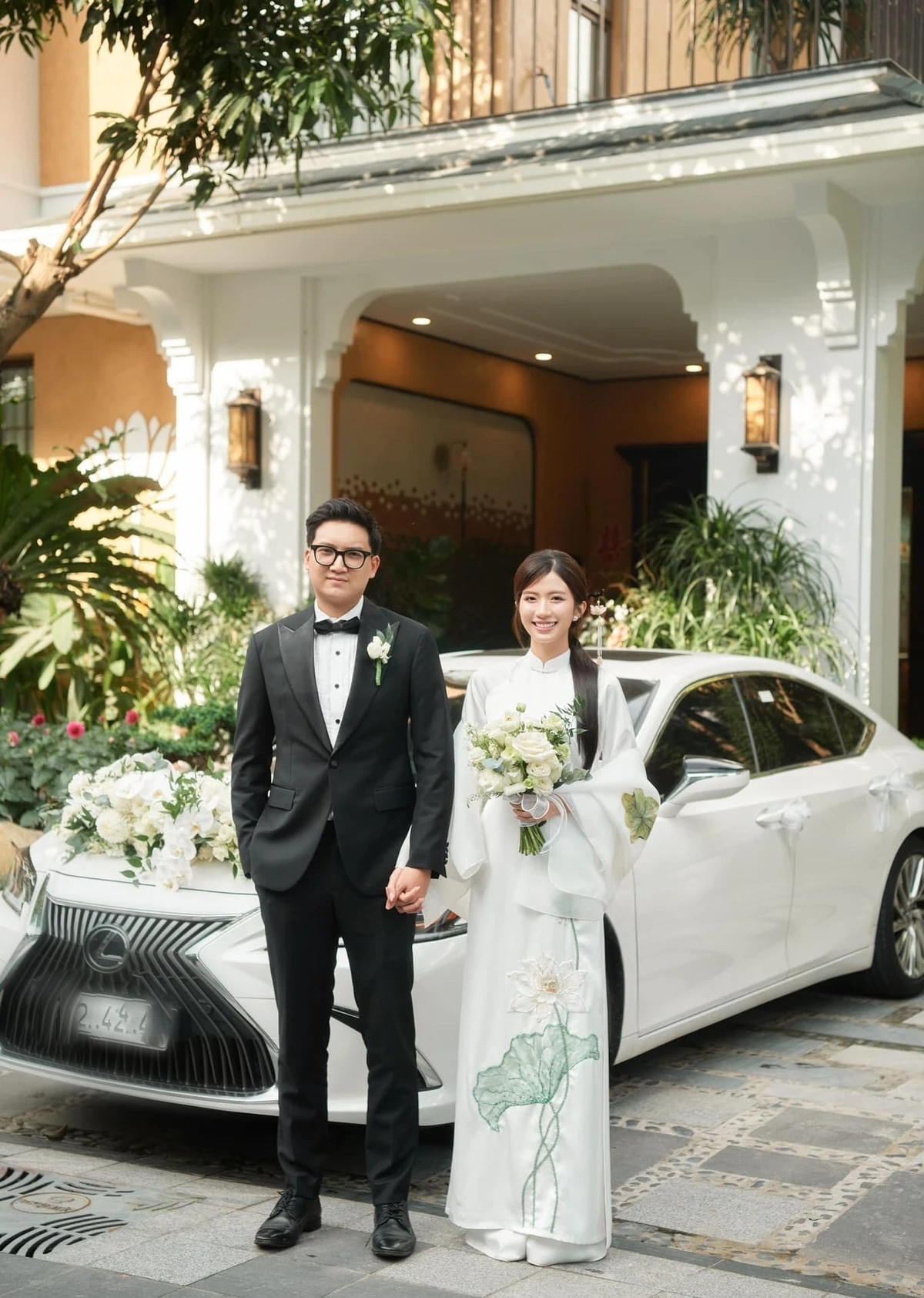 Diễn viên Ngọc Huyền lên xe Lexus 'theo chồng về dinh'