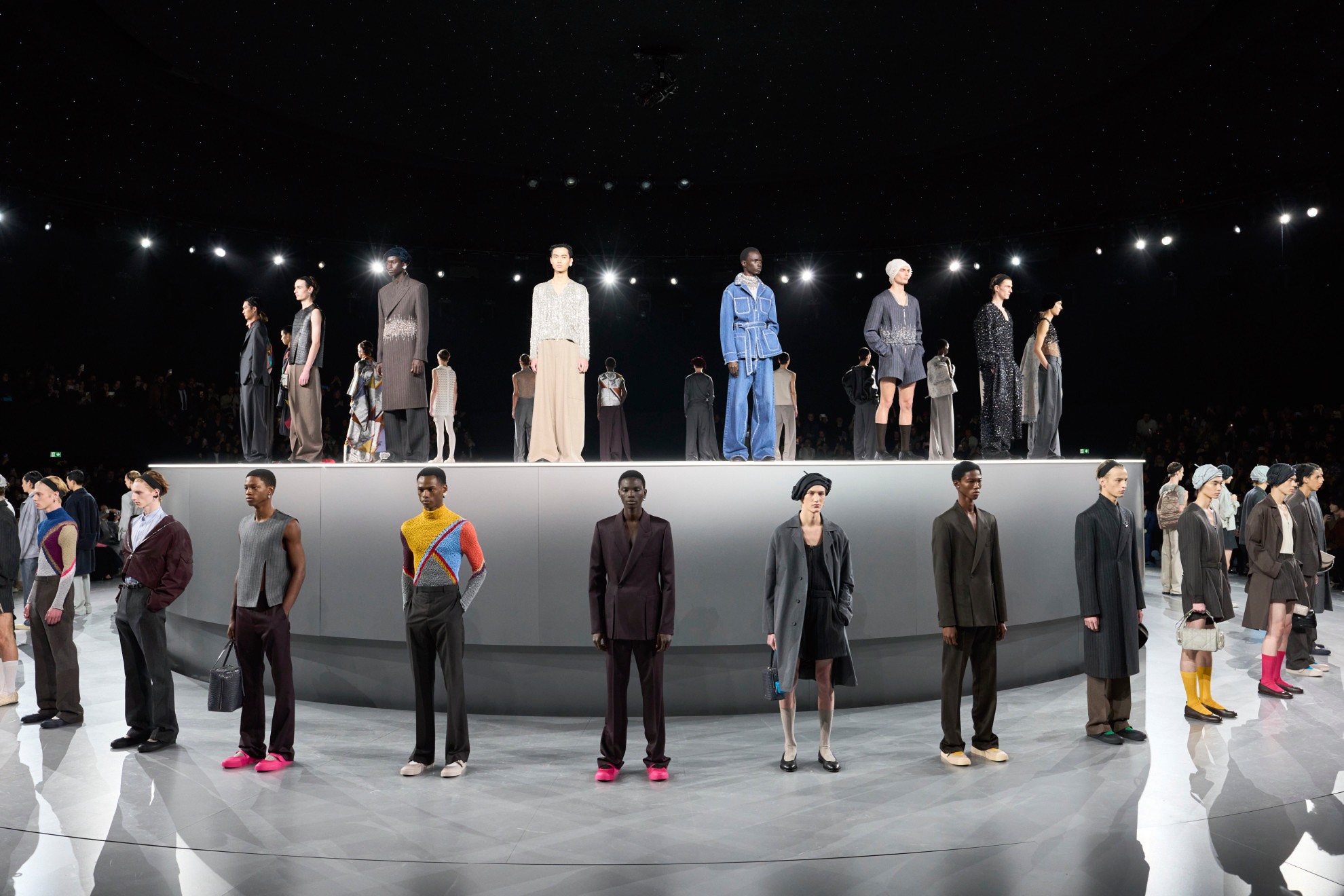 Haerin (Newjeans) lần đầu dự show Dior cùng Châu Kiệt Luân, TXT