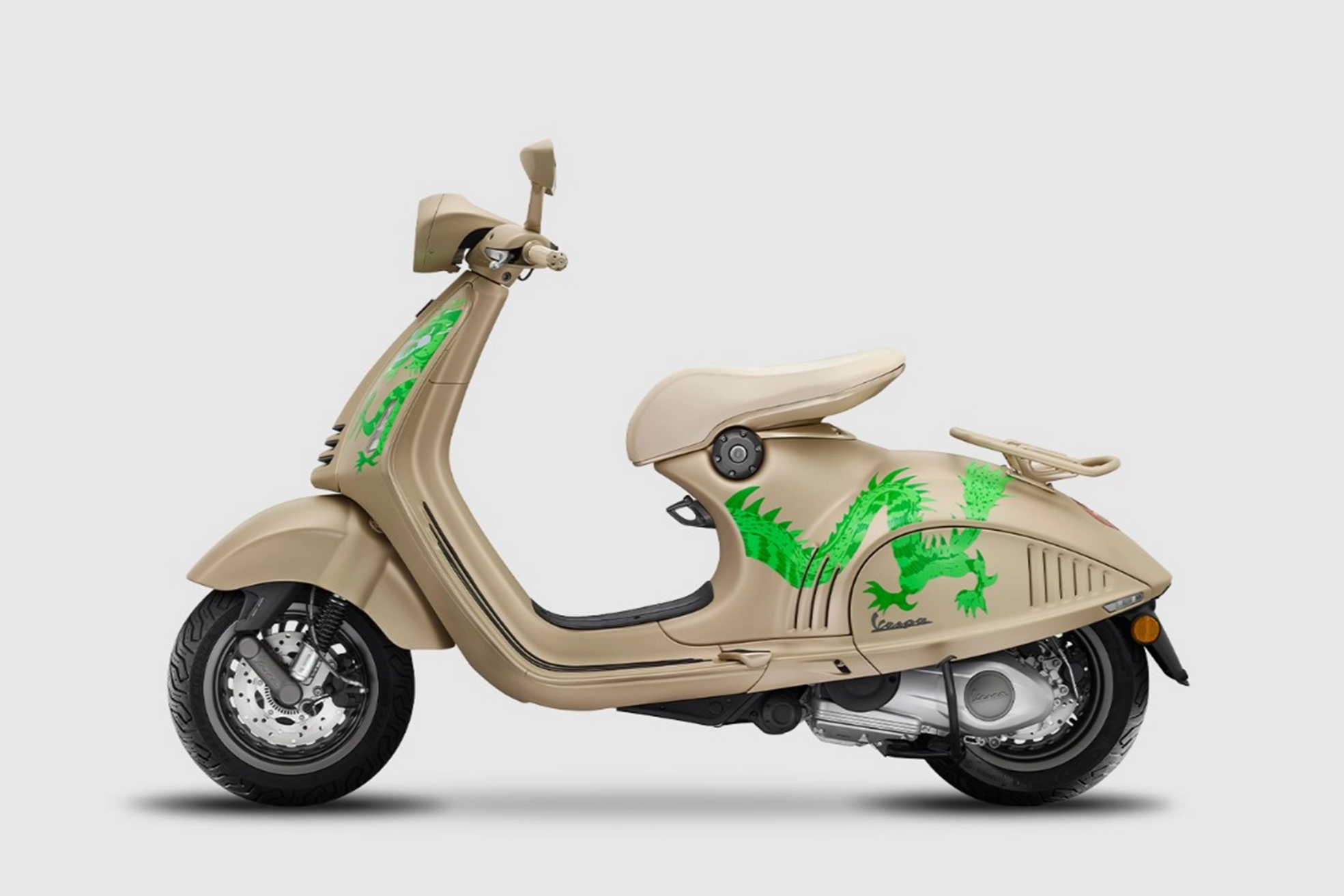 Vespa 946 Dragon bản đặc biệt về Việt Nam sau Tết