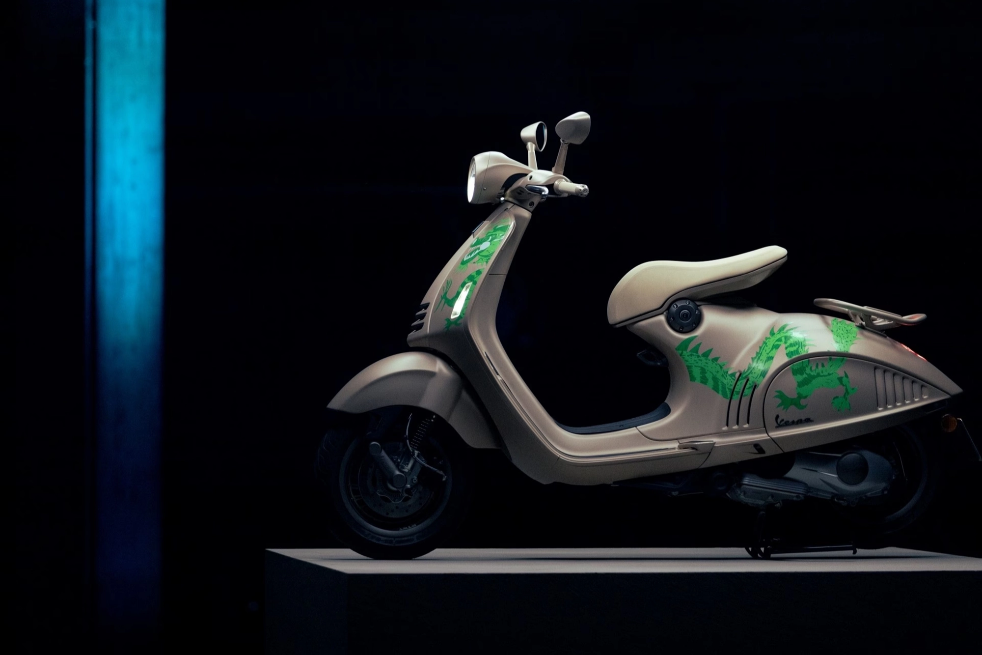 Vespa 946 Dragon bản đặc biệt về Việt Nam sau Tết