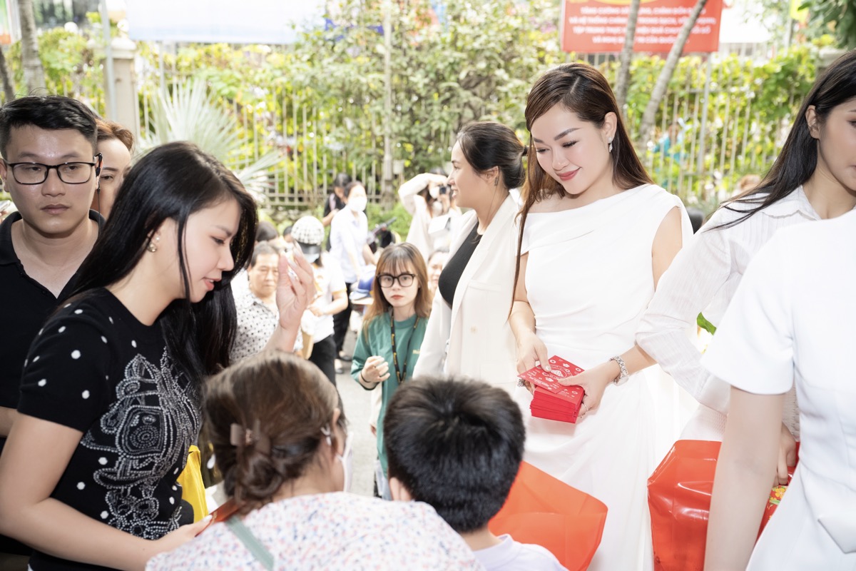 Hoa hậu Hoàng Thanh Nga chăm chỉ hoạt động thiện nguyện cuối năm