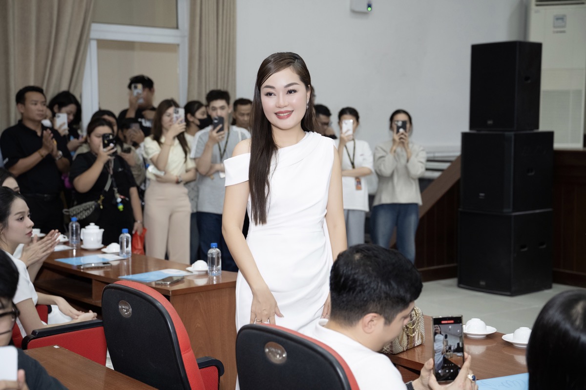 Hoa hậu Hoàng Thanh Nga chăm chỉ hoạt động thiện nguyện cuối năm