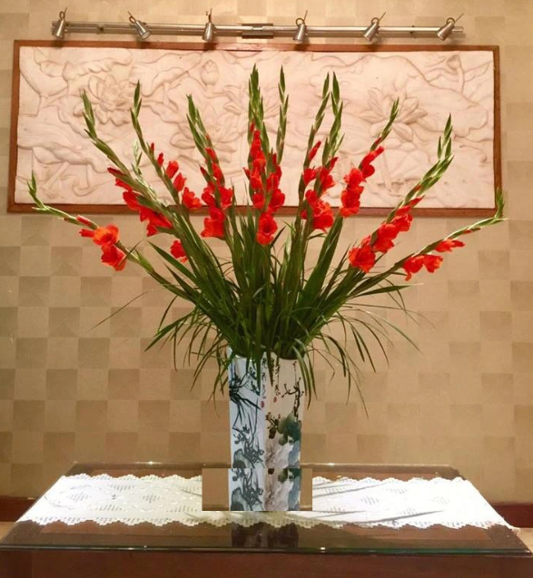 Loại hoa nào nên bày trên bàn thờ ngày Tết giúp thu hút tài lộc?