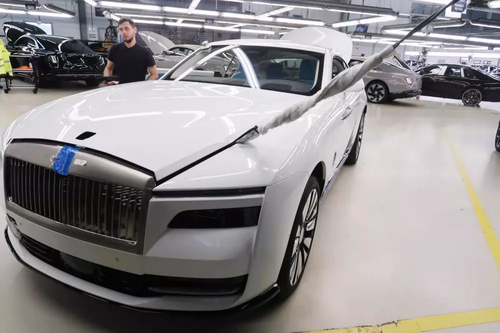 Bộ đôi xế khủng được Minh "Nhựa" nhá hàng sẽ về Việt Nam: Revuelto khẳng định đam mê Lamborghini, Spectre trải nghiệm xe điện của Rolls-Royce