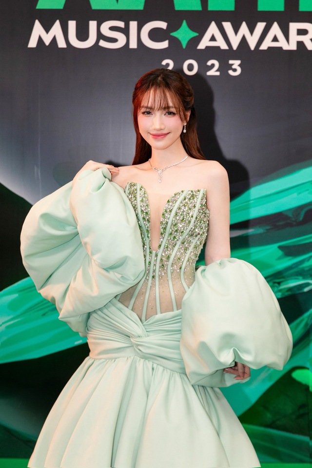 Nữ ca sĩ đeo trang sức trị giá gần nửa tỷ nhận giải Làn sóng xanh 2023