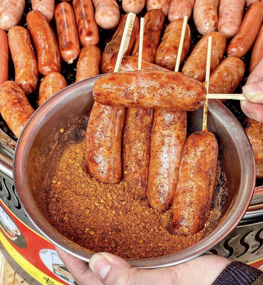 Lạp xưởng nướng đá món ăn đang làm giới trẻ mê mẩn