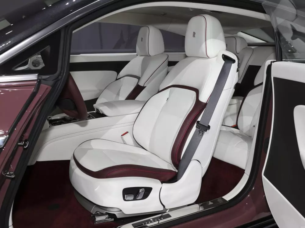Bộ đôi xế khủng được Minh "Nhựa" nhá hàng sẽ về Việt Nam: Revuelto khẳng định đam mê Lamborghini, Spectre trải nghiệm xe điện của Rolls-Royce