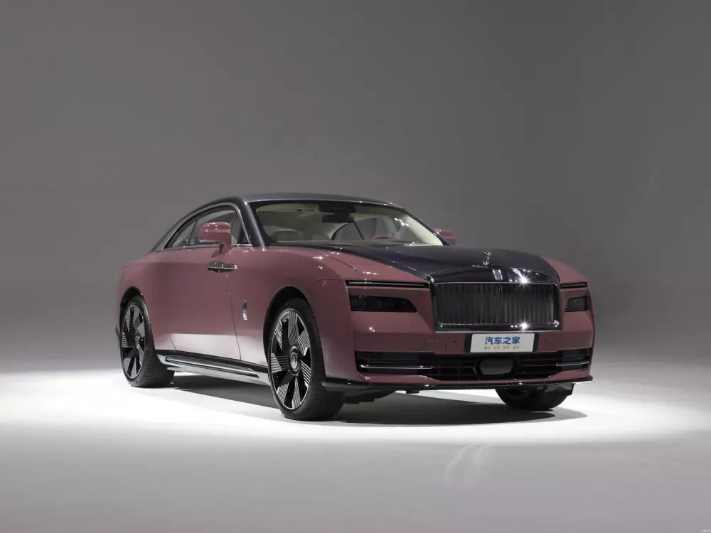 Bộ đôi xế khủng được Minh "Nhựa" nhá hàng sẽ về Việt Nam: Revuelto khẳng định đam mê Lamborghini, Spectre trải nghiệm xe điện của Rolls-Royce