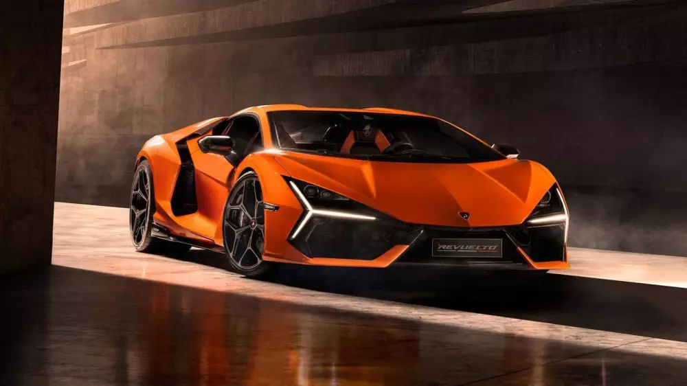 Bộ đôi xế khủng được Minh "Nhựa" nhá hàng sẽ về Việt Nam: Revuelto khẳng định đam mê Lamborghini, Spectre trải nghiệm xe điện của Rolls-Royce