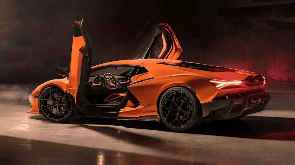 Bộ đôi xế khủng được Minh "Nhựa" nhá hàng sẽ về Việt Nam: Revuelto khẳng định đam mê Lamborghini, Spectre trải nghiệm xe điện của Rolls-Royce