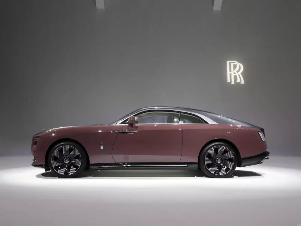 Bộ đôi xế khủng được Minh "Nhựa" nhá hàng sẽ về Việt Nam: Revuelto khẳng định đam mê Lamborghini, Spectre trải nghiệm xe điện của Rolls-Royce