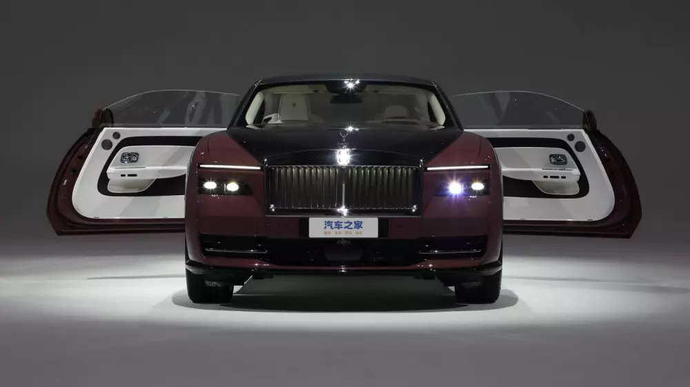Bộ đôi xế khủng được Minh "Nhựa" nhá hàng sẽ về Việt Nam: Revuelto khẳng định đam mê Lamborghini, Spectre trải nghiệm xe điện của Rolls-Royce