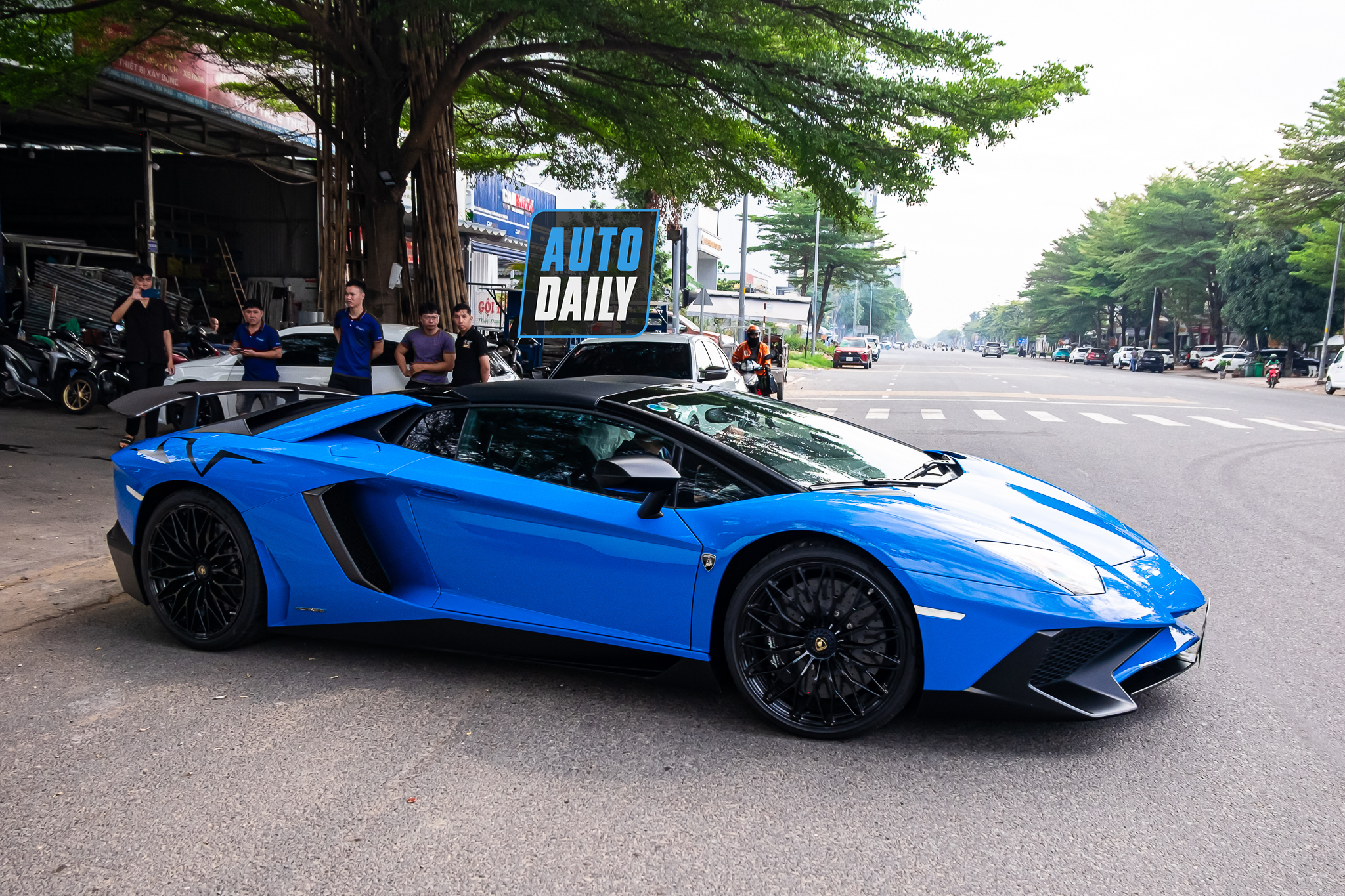 Bắt gặp Lamborghini Aventador SV Roadster màu xanh độc nhất Việt Nam