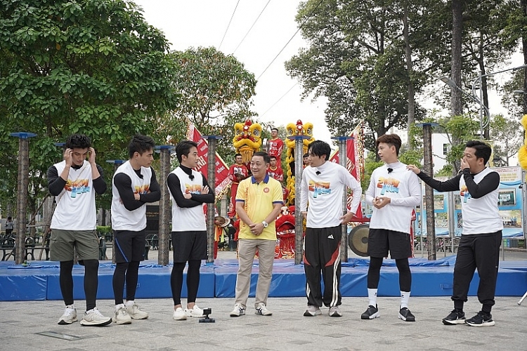 Lần đầu tiên dàn cast "2 ngày 1 đêm" thử sức múa lân