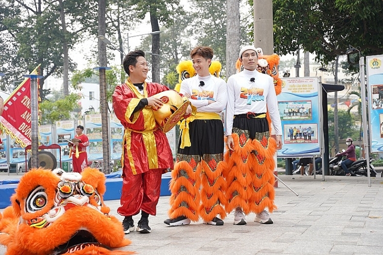 Lần đầu tiên dàn cast "2 ngày 1 đêm" thử sức múa lân