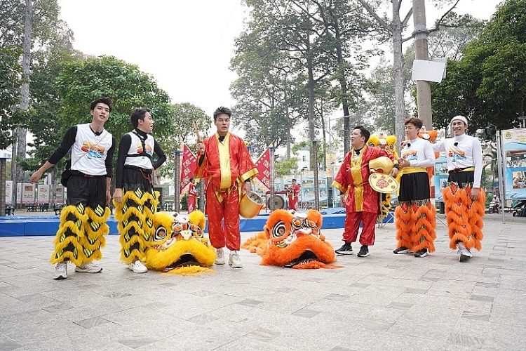 Lần đầu tiên dàn cast "2 ngày 1 đêm" thử sức múa lân