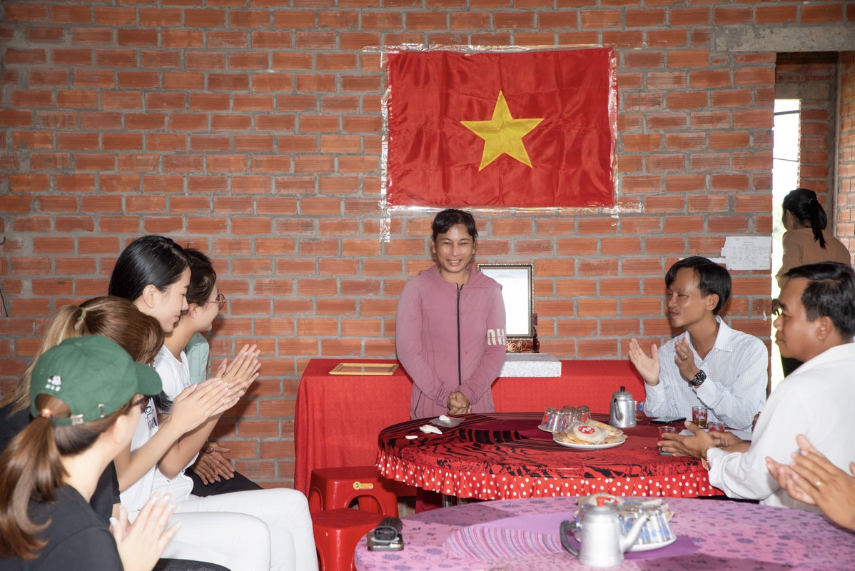 Á hậu Hoàng Nhung giản dị tham gia hoạt động thiện nguyện