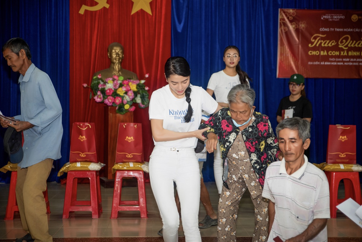Á hậu Hoàng Nhung giản dị tham gia hoạt động thiện nguyện