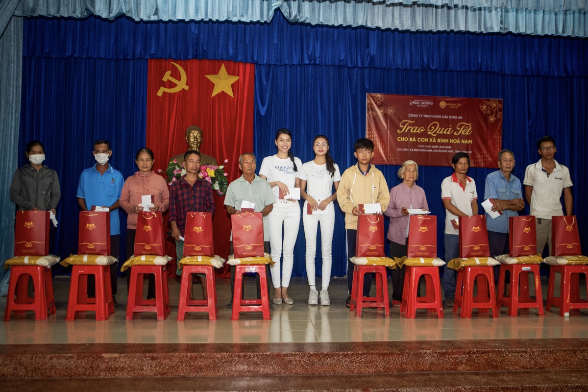 Á hậu Hoàng Nhung giản dị tham gia hoạt động thiện nguyện