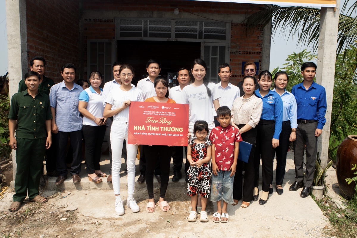 Á hậu Hoàng Nhung giản dị tham gia hoạt động thiện nguyện