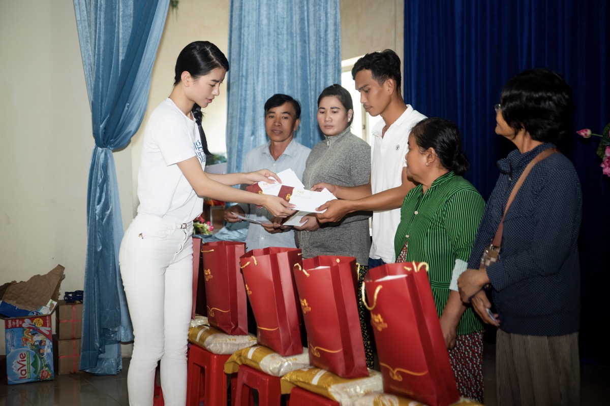 Á hậu Hoàng Nhung giản dị tham gia hoạt động thiện nguyện