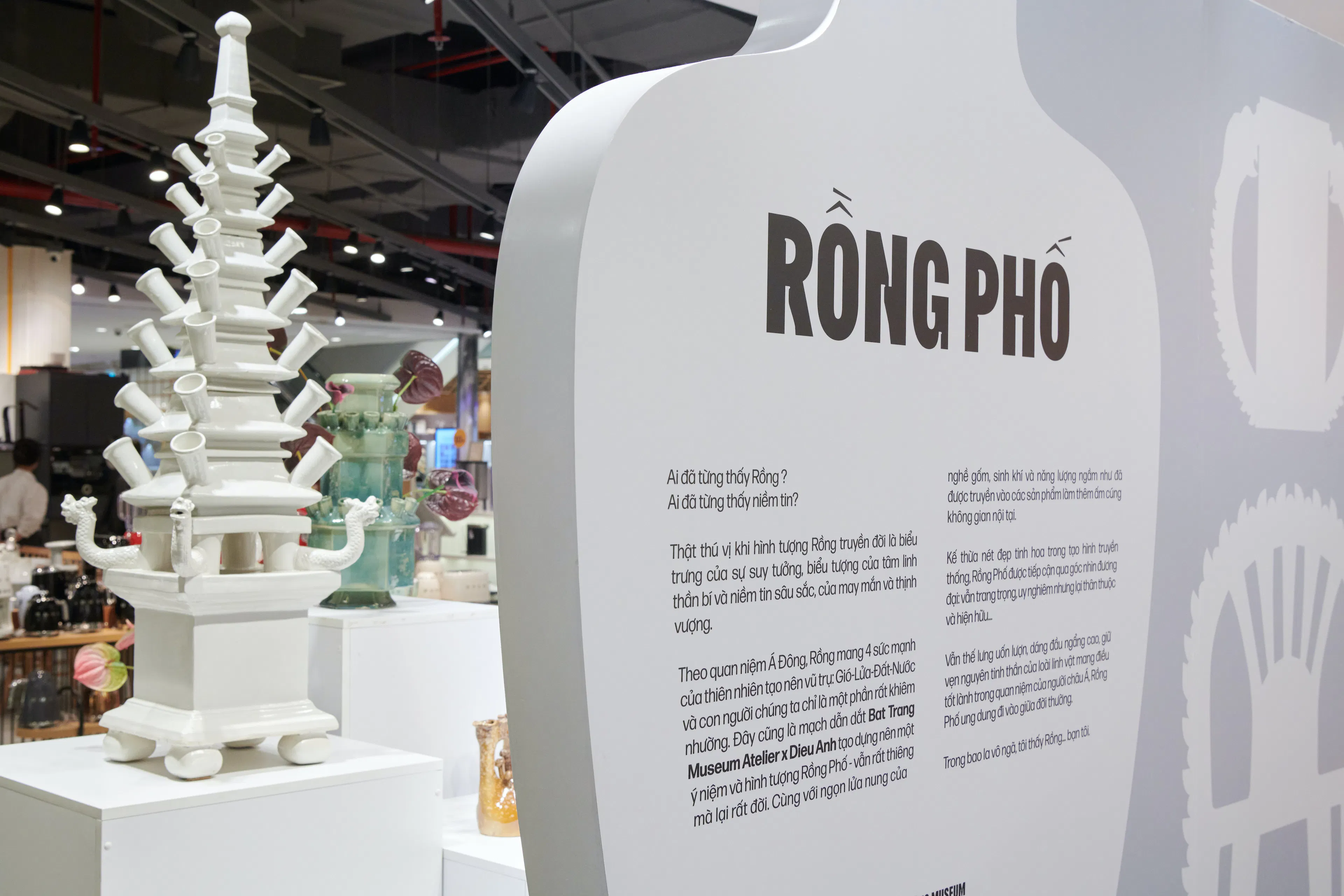 BST "Rồng Phố": Hình ảnh linh vật thiêng liêng mà gần gũi trong chất liệu gốm sứ Bát Tràng