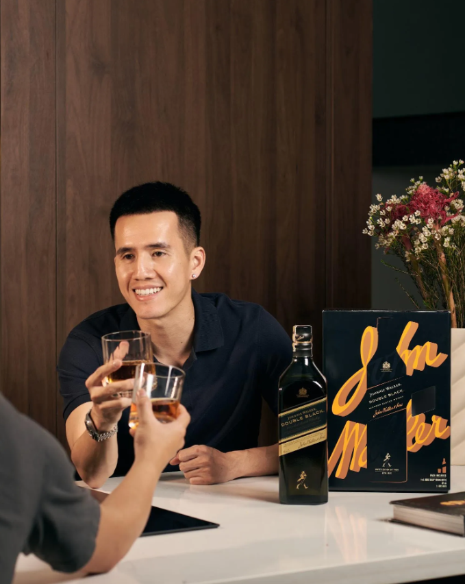 Chẳng còn gì sánh bằng khi nhâm nhi Johnnie Walker Double Black bên bạn bè