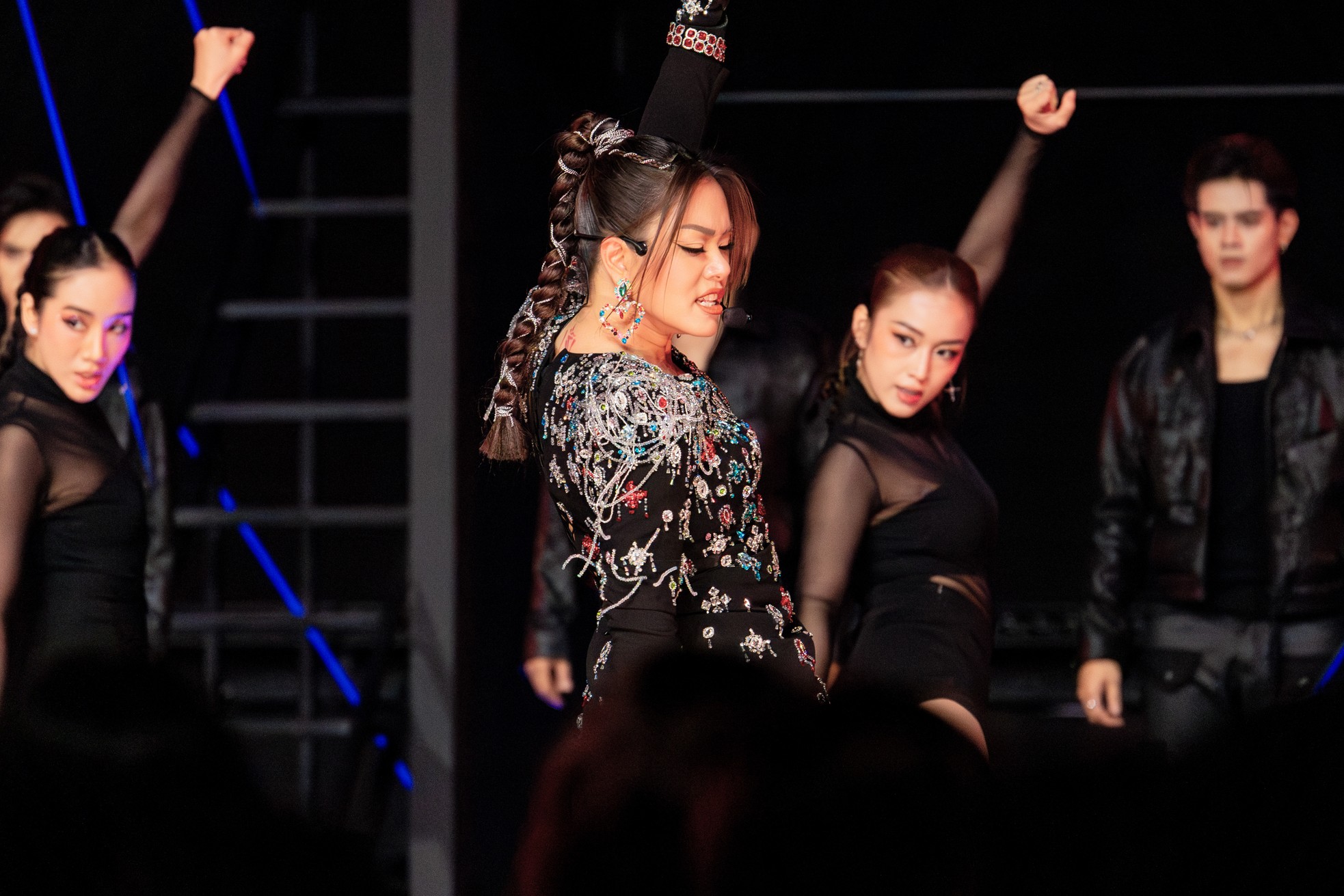 Chị đẹp Hồng Nhung hát sai lời?