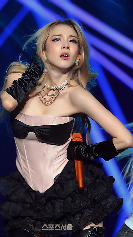 Dara diện thương hiệu Việt diễn hit của 2NE1