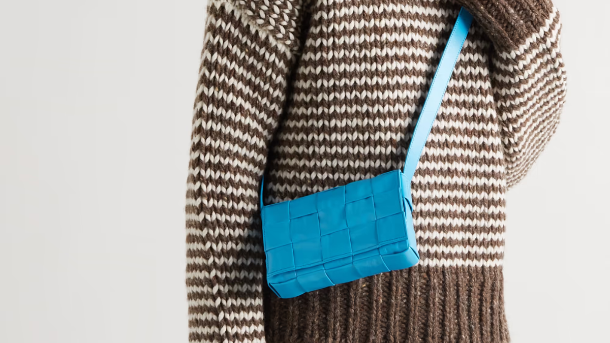 Túi Cassette Bottega Veneta: Sự cổ điển đen xen nét hiện đại