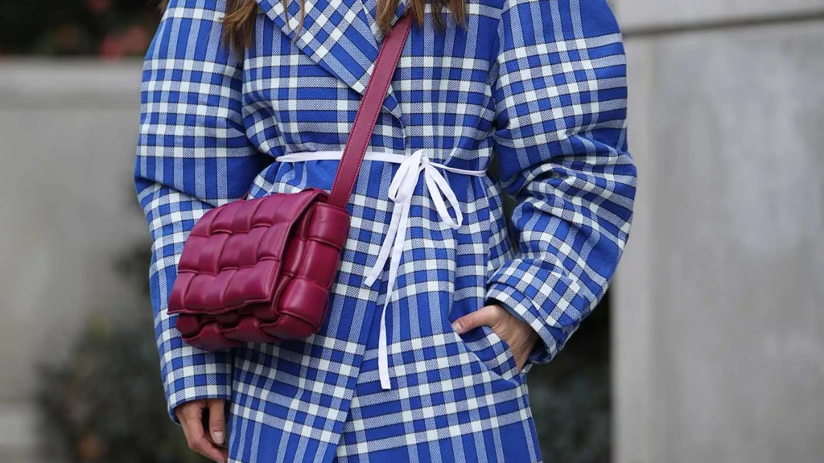 Túi Cassette Bottega Veneta: Sự cổ điển đen xen nét hiện đại