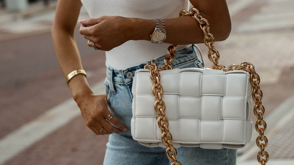 Túi Cassette Bottega Veneta: Sự cổ điển đen xen nét hiện đại