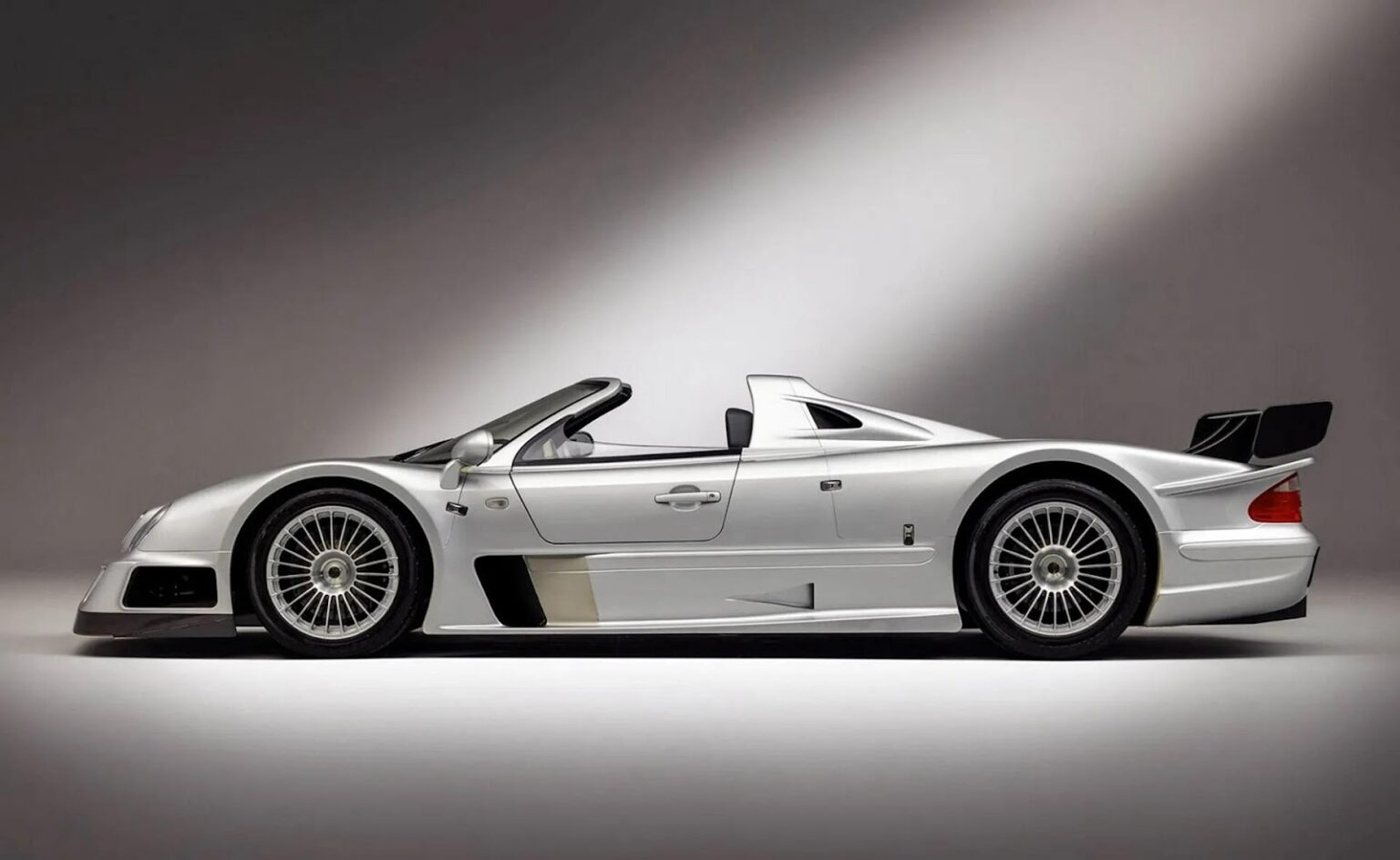 "Chim ưng" Mercedes CLK GTR Roadster 622 mã lực
