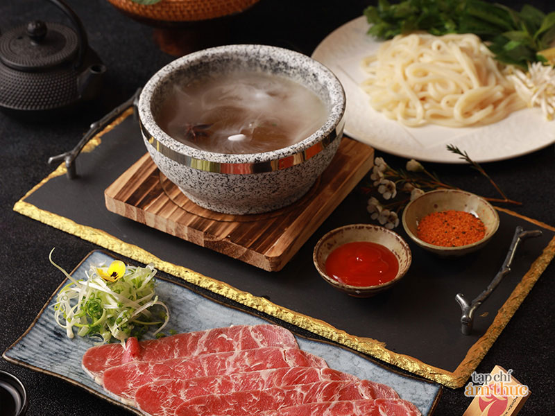 Phở bát đá độc đáo giữa lòng phố cổ Hà Nội