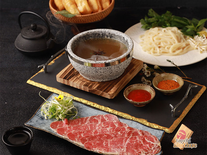 Phở bát đá độc đáo giữa lòng phố cổ Hà Nội